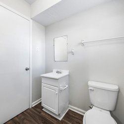 bathroom at Copper Creek Apartments located in Tuscaloosa, AL