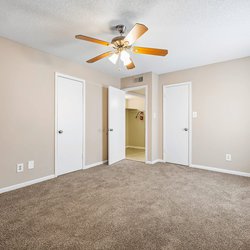 carpeted bedroom at The Oakley, located in Tuscaloosa, AL