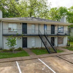 beautiful building with parking at Copper Creek Apartments located in Tuscaloosa, AL